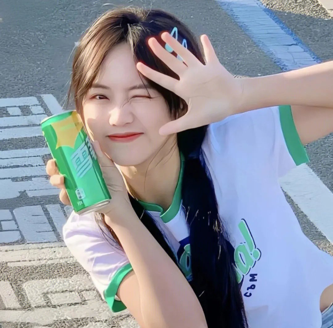 戴流苏耳环的少女